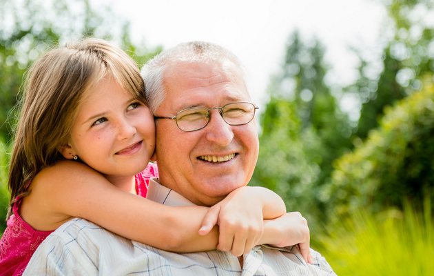 Что можно подарить дедушке на 60-65 лет?